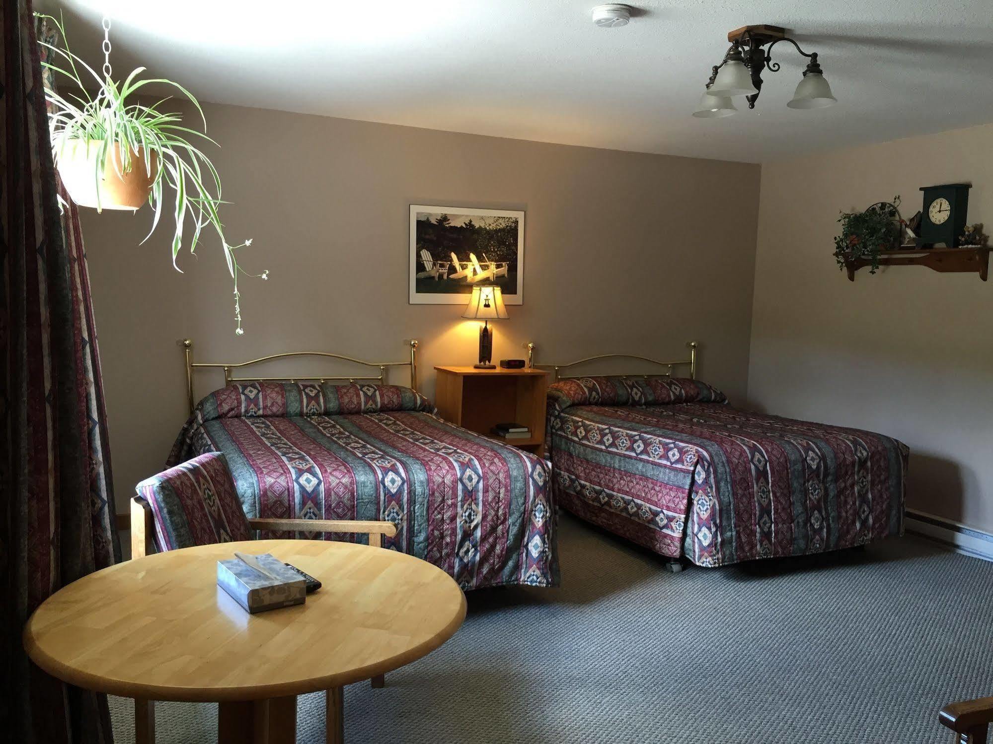 Dwight Village Motel Buitenkant foto